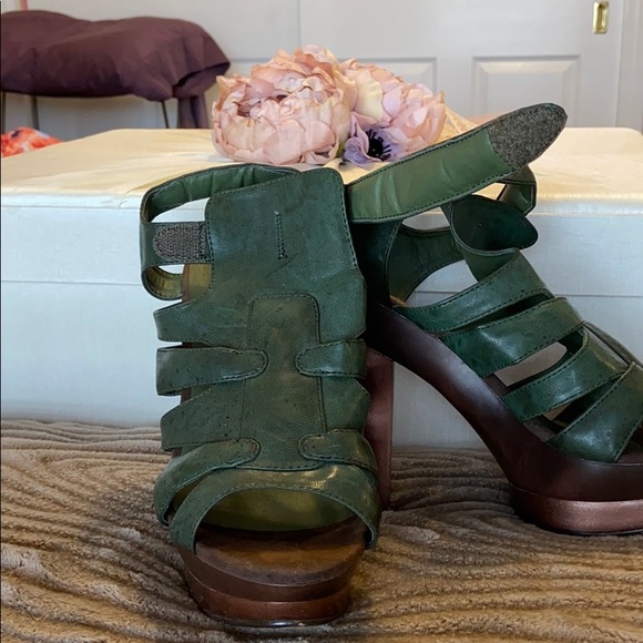 Army Green strapped heels - Picture 3 of 3